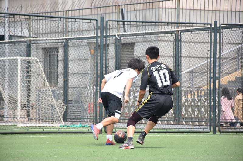 足球賽場上的你追我趕