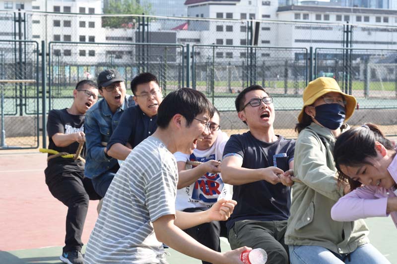 拔河賽場上的團(tuán)結(jié)一心