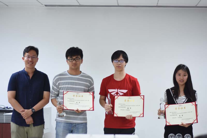 全式金銷售經(jīng)理馬岳為獲獎的同學(xué)頒獎